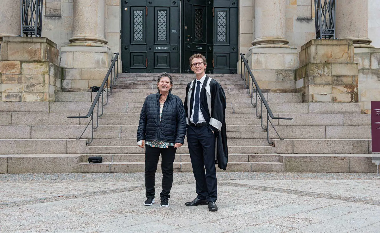 Ufaglært hjemmehjælper Jeanette Skog overværer FOA-advokat Anders Bang Mønster Hansen procedere sin sag i Højesteret