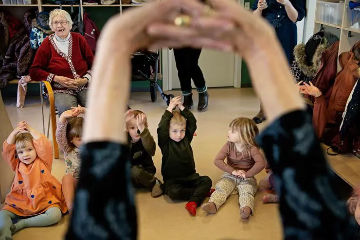 Børn og ældre strækker sig sammen