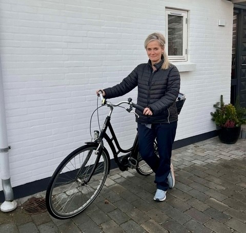 Irene Høyer Nielsen bruger sin egen cykel, når hun skal rundt mellem borgerne.