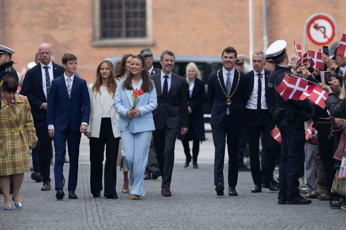 Prinsesse Isabella går til hendes fødselsdag sammen med Kong Frederik og resten af sin familie
