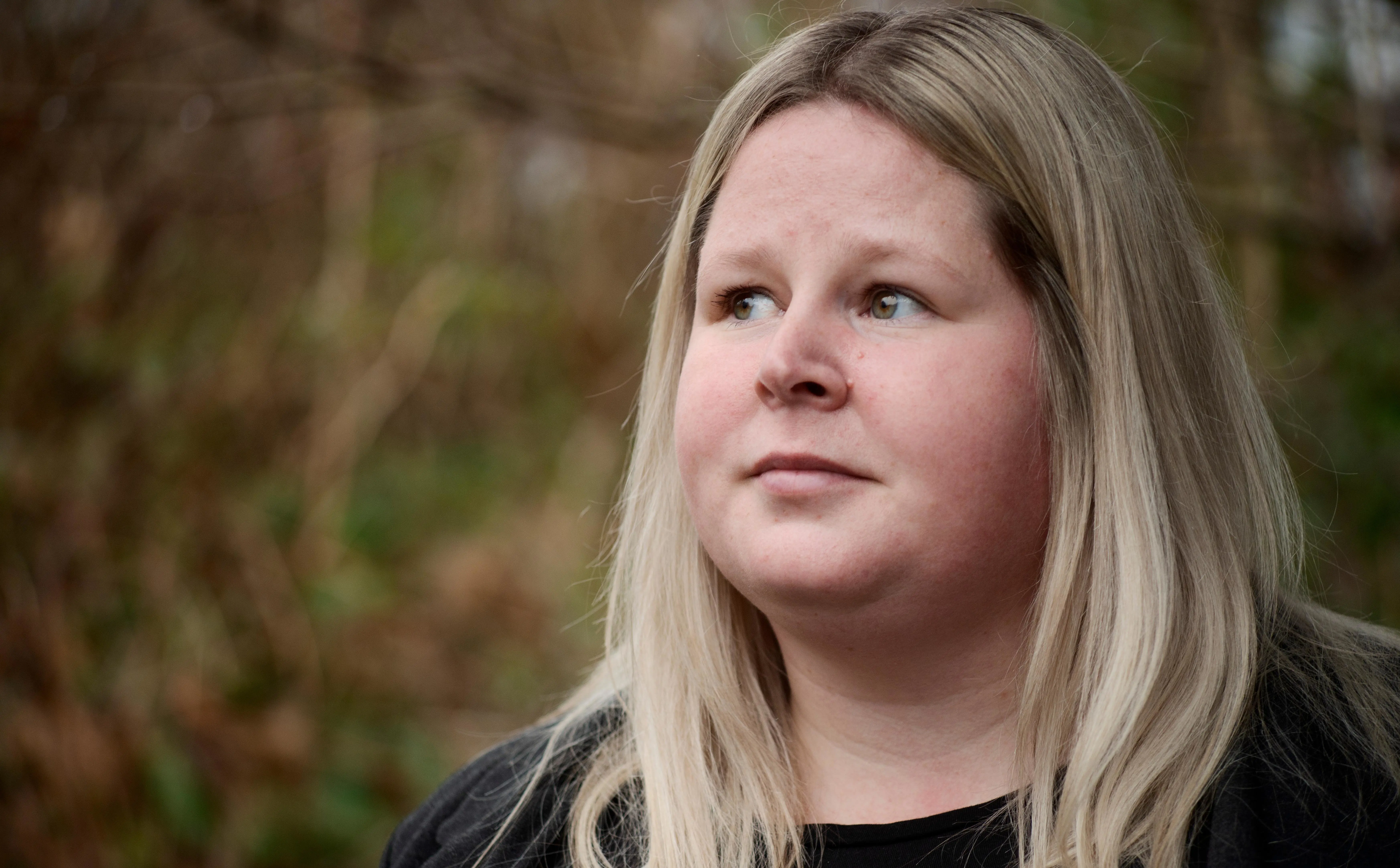 Jasmin Jensen var ikke i tvivl, da hendes daværende leder på et bosted for autister kraftigt opfordrede alle medarbejdere til at lade sig vaccinere mod covid-19. Men da vaccinen gjorde hende syg, afviste arbejdsgiveren, Fredericia Kommune, at anmelde det som en arbejdsskade, fordi det var frivilligt at lade sig vaccinere. Nu er kommunen banket på plads.
