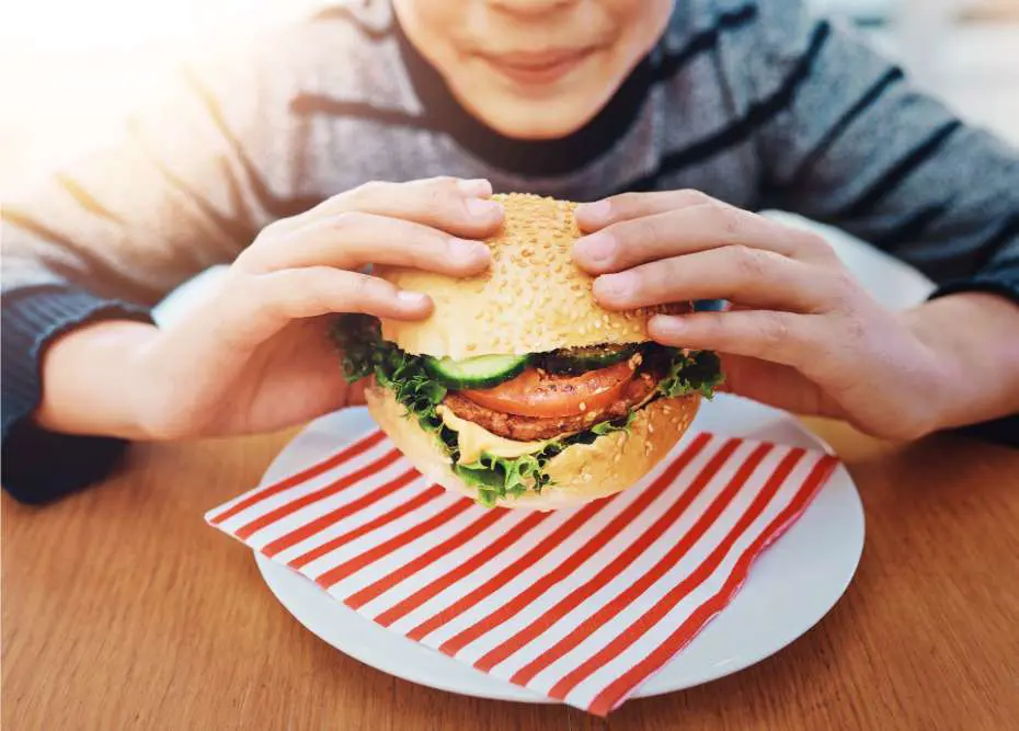 dreng, burger, tallerken, spiser