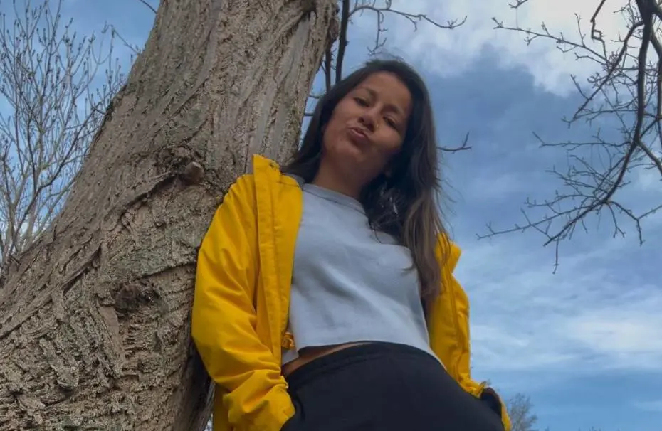 Famy Sevilla, au pair, blå himmel, træ