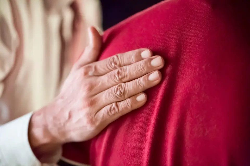 Vi forstærker ensomheden og de ældres psykiske sårbarhed, hvis vi ikke taler med dem om deres sorg, mener sorgrådgiver. 