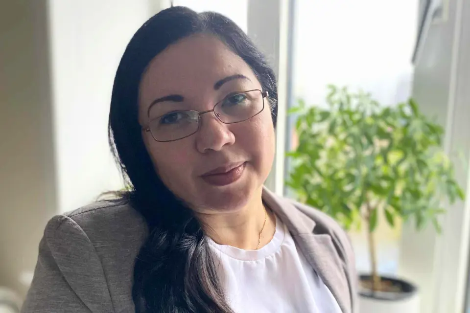 Med i sin faglige bagage har Daniella Macpherson en diplomuddannelse i psykologi fra universitetet. Ved siden af arbejdet i hjemmeplejen har hun læst til MPF Psykoterapeut og er blevet uddannet sorgrådgiver gennem FOA. Hun er netop blevet optaget på kandidatuddannelsen MSc End of Life Studies ved University of Glasgow med studiestart i 2026. 