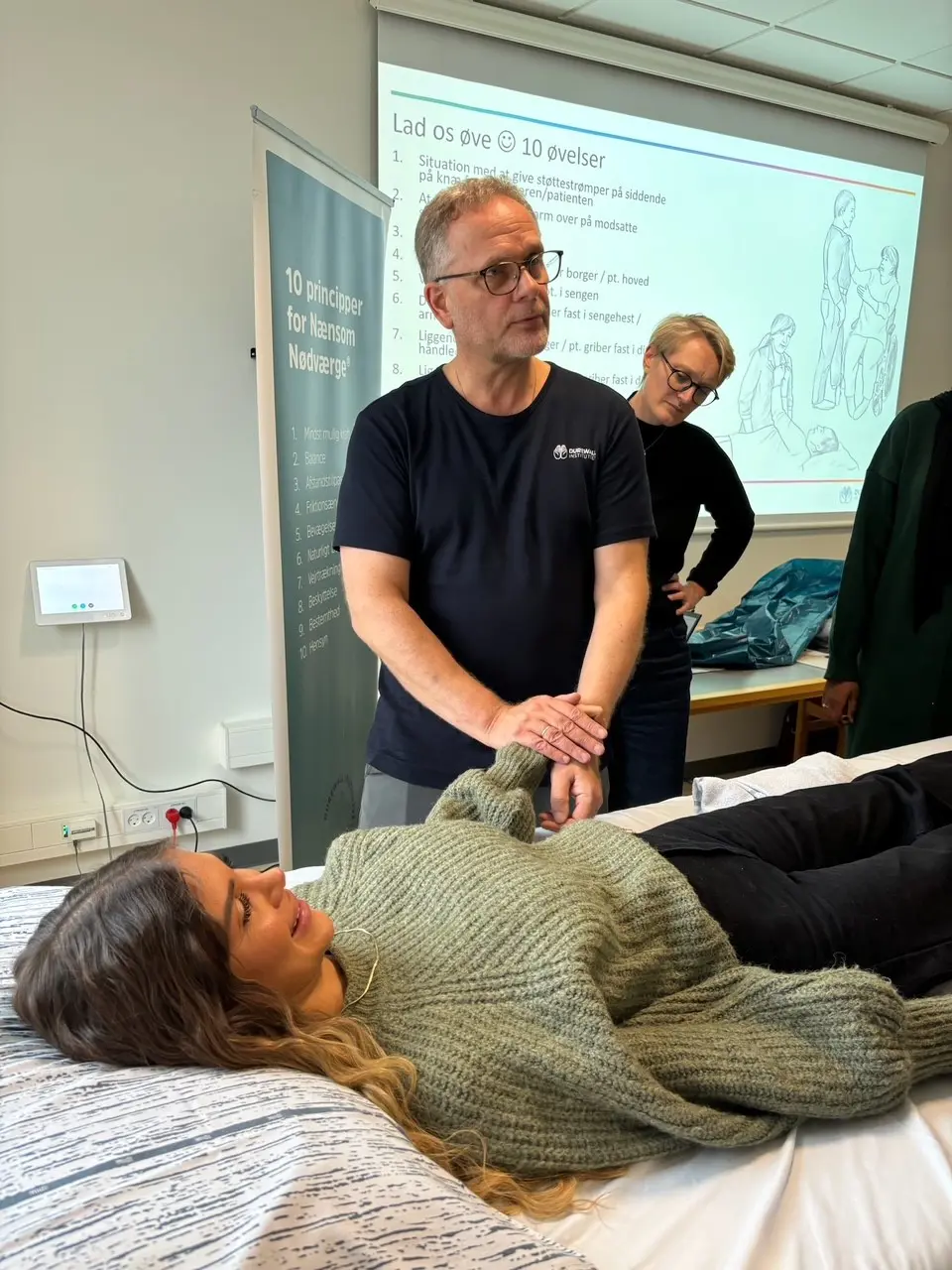 Durewall instruktør Allan Vinther i færd med at vise medarbejderne på Skejby, hvordan man kommer fri fra en patient