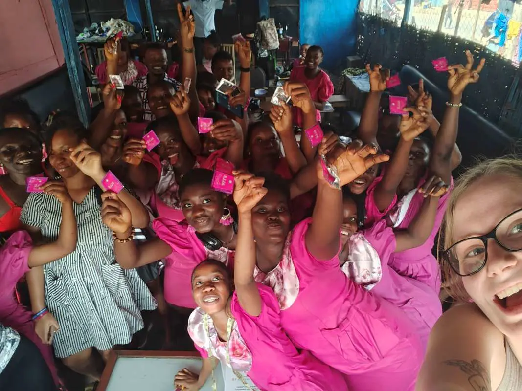 Mirjam Vang Lykke Andersen uddelte kondomer hos Pink Power Office i Sierra Leone. 
