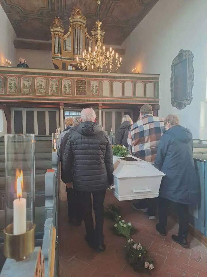 Et gammelt nabopar og fire fra hjemmeplejen var med til at bære kisten ud af kirken. 