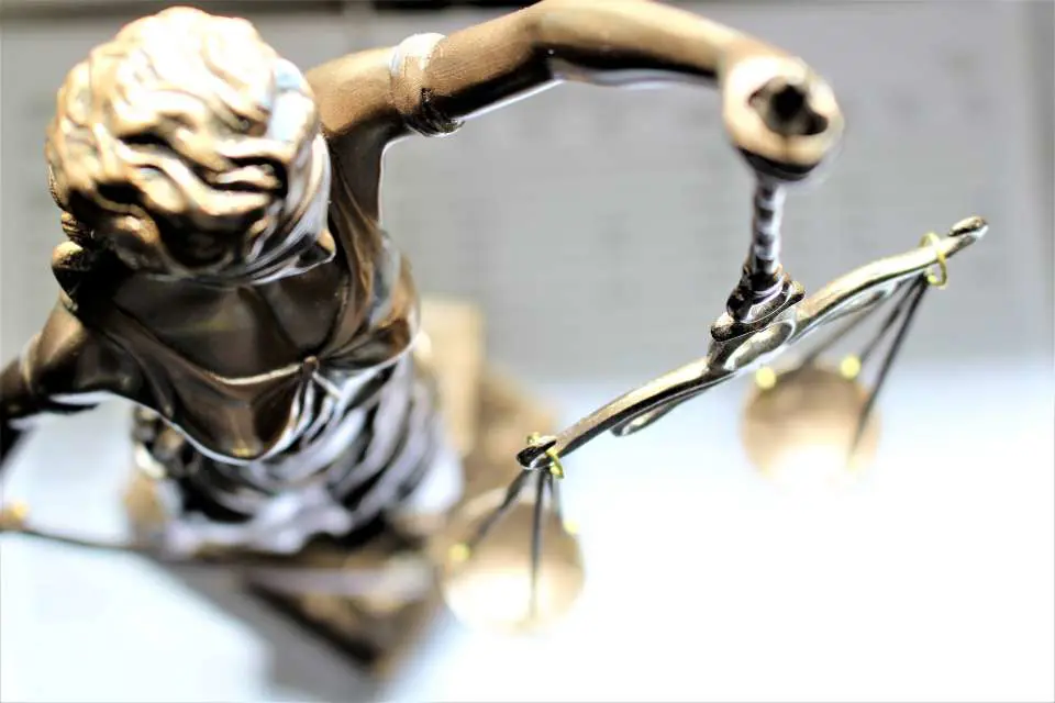 Over 3000 danskere bliver hvert år idømt samfundstjeneste, som er et alternativ til fængselsstraf og normalt en del af en betinget dom. Længden på en samfundstjeneste er 30 til 300 timer, som skal afvikles i den dømtes fritid. 