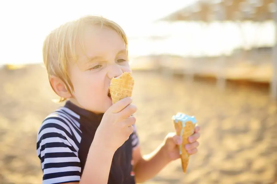 Danskere indtager i snit fire gange så mange snacks, som anbefalet. 
